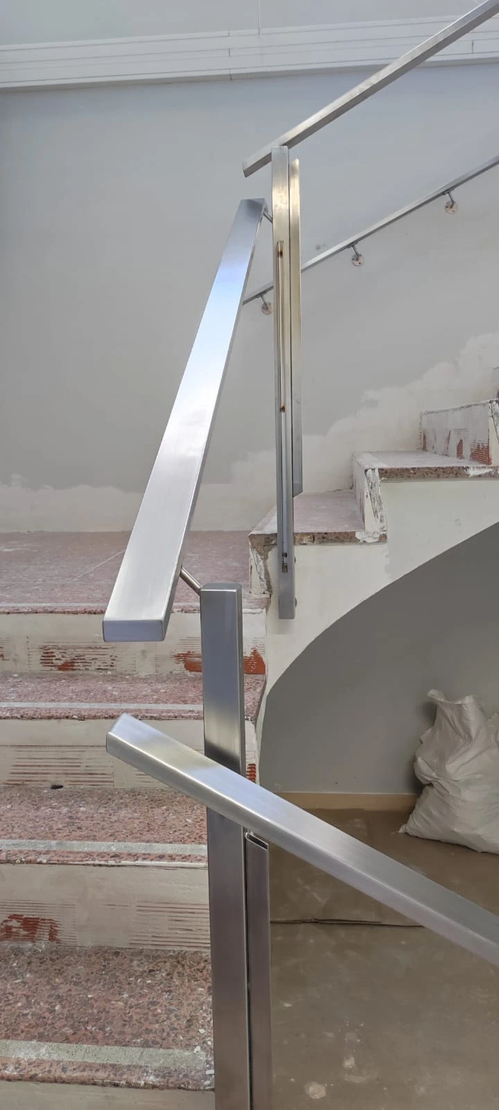 Pasamanos de acero inoxidable satinado en escalera curva