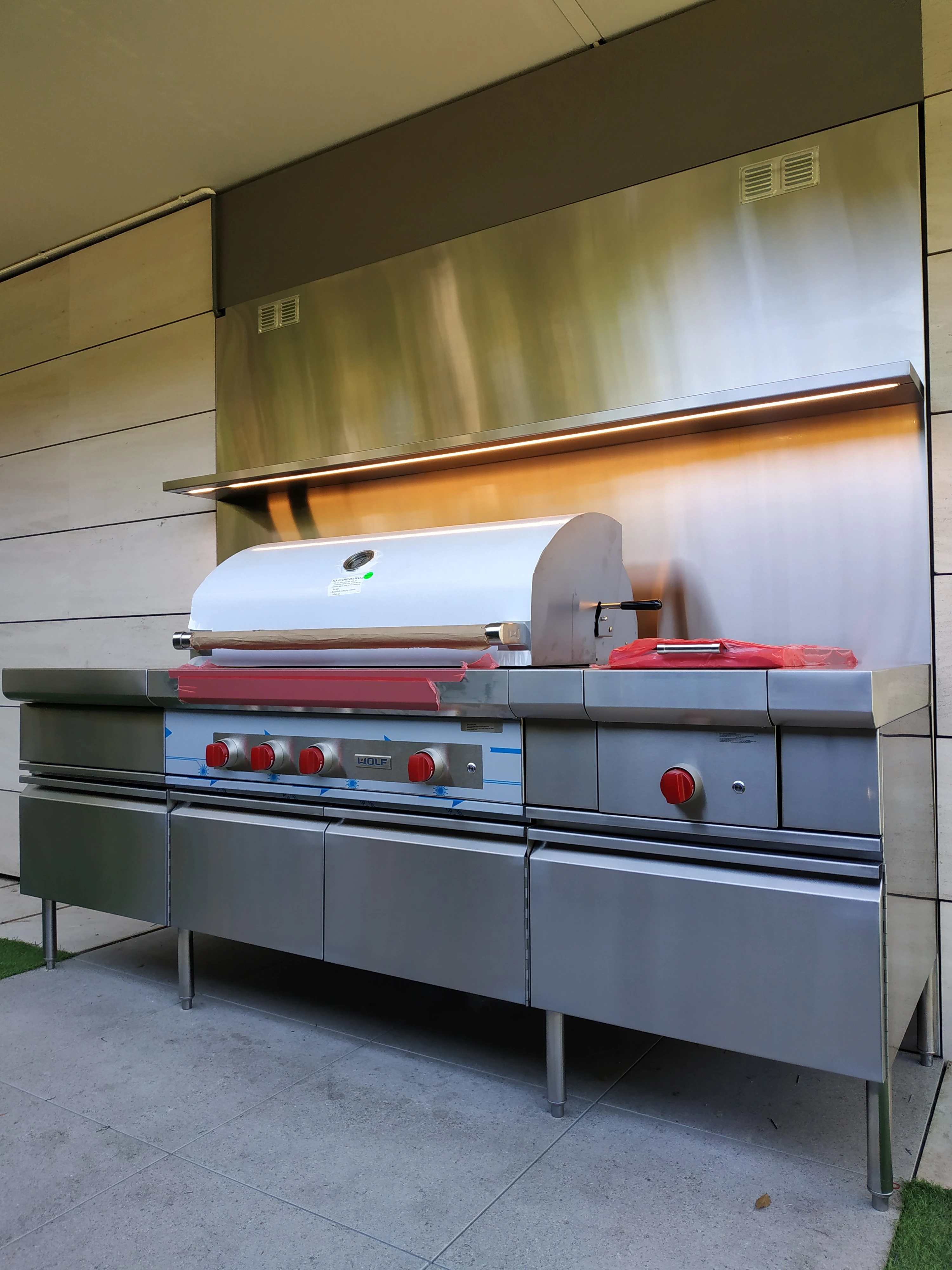 Módulo de barbacoa exterior fabricado en acero inoxidable con frente revestido