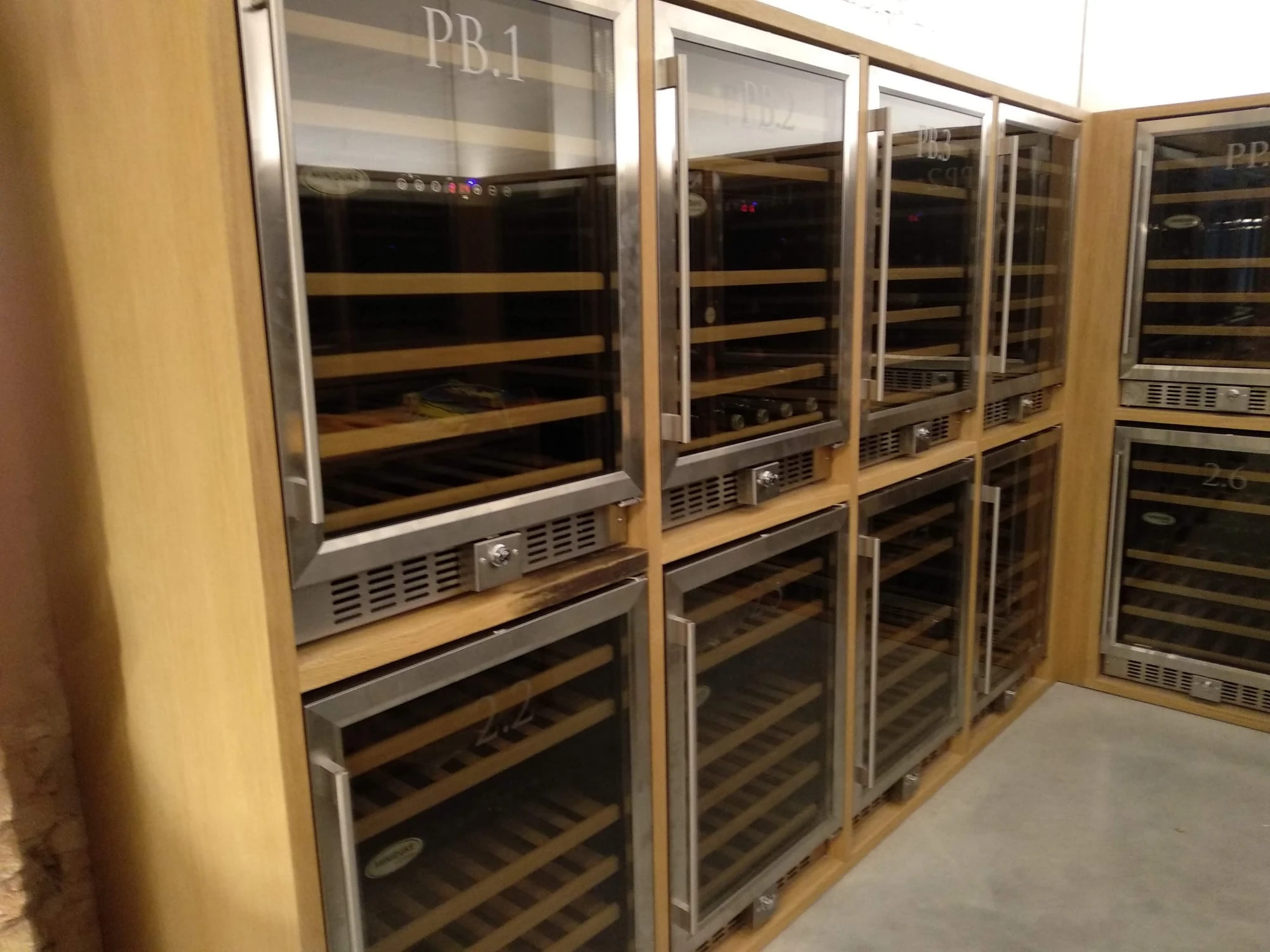 Bodega de vinos refrigerada con armarios a medida en restaurante