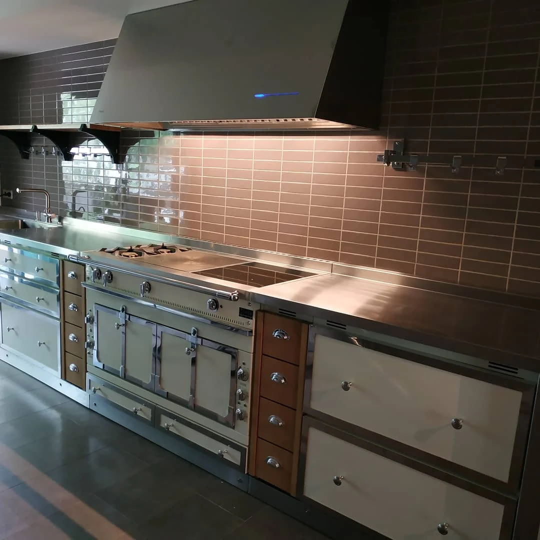 Cocina premium con horno La Cornue y campana de acero inoxidable a medida