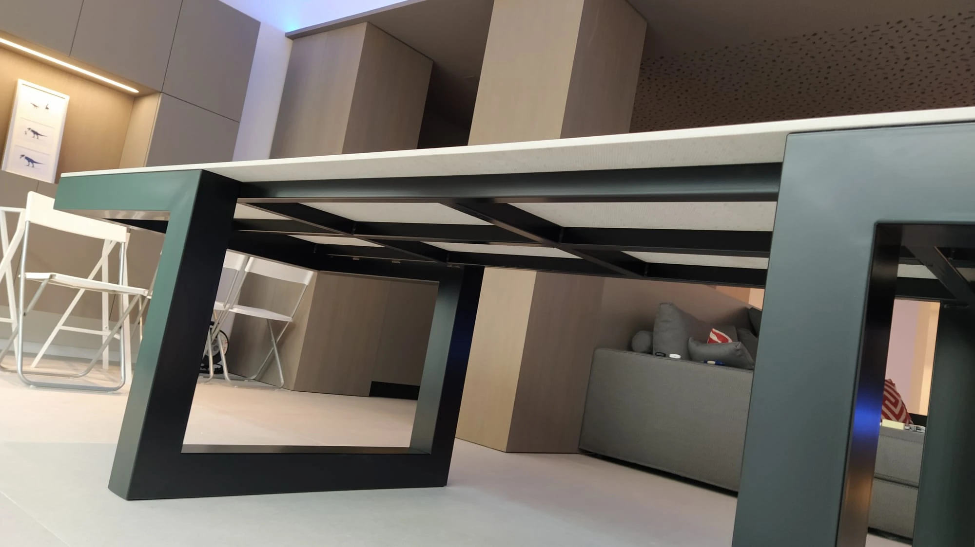 Detalle de la base metálica de la mesa de comedor a medida