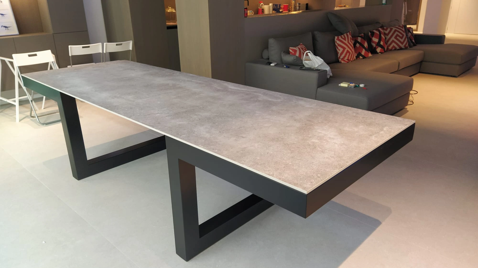 Mesa de comedor en piedra con base de metal negro plegado