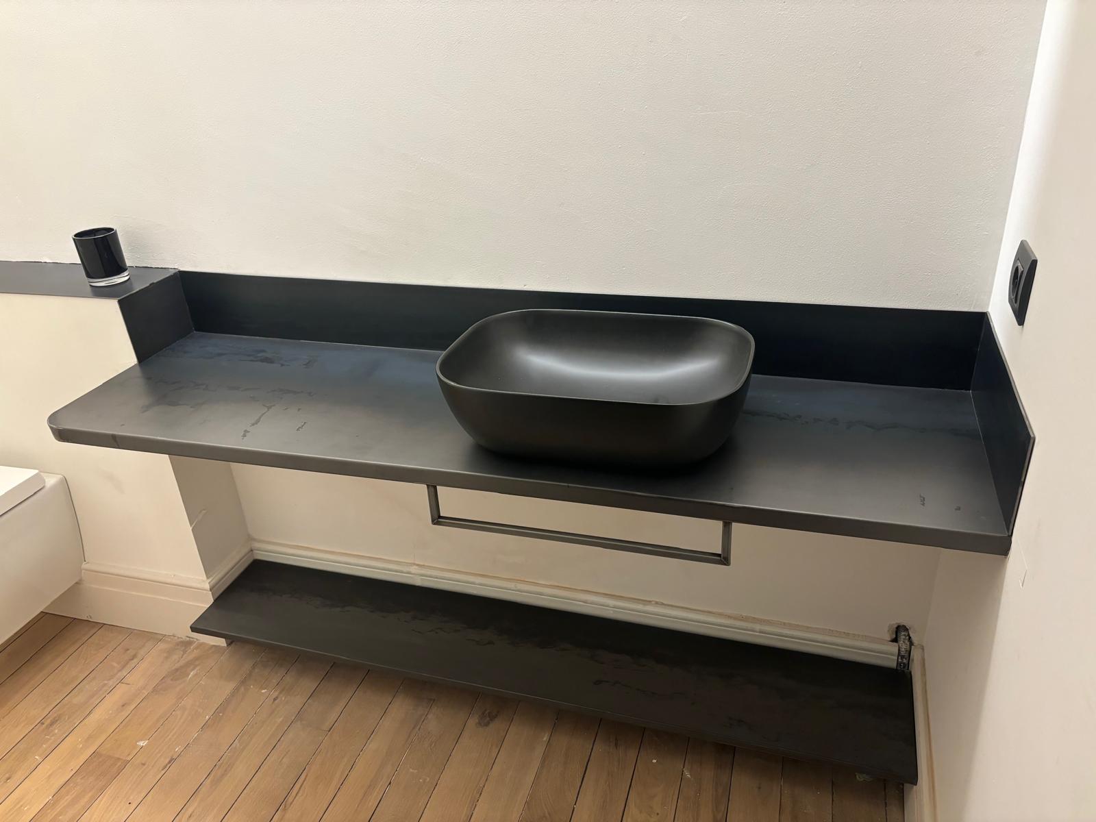Mueble de baño en acero negro mate con lavabo sobre encimera, a medida