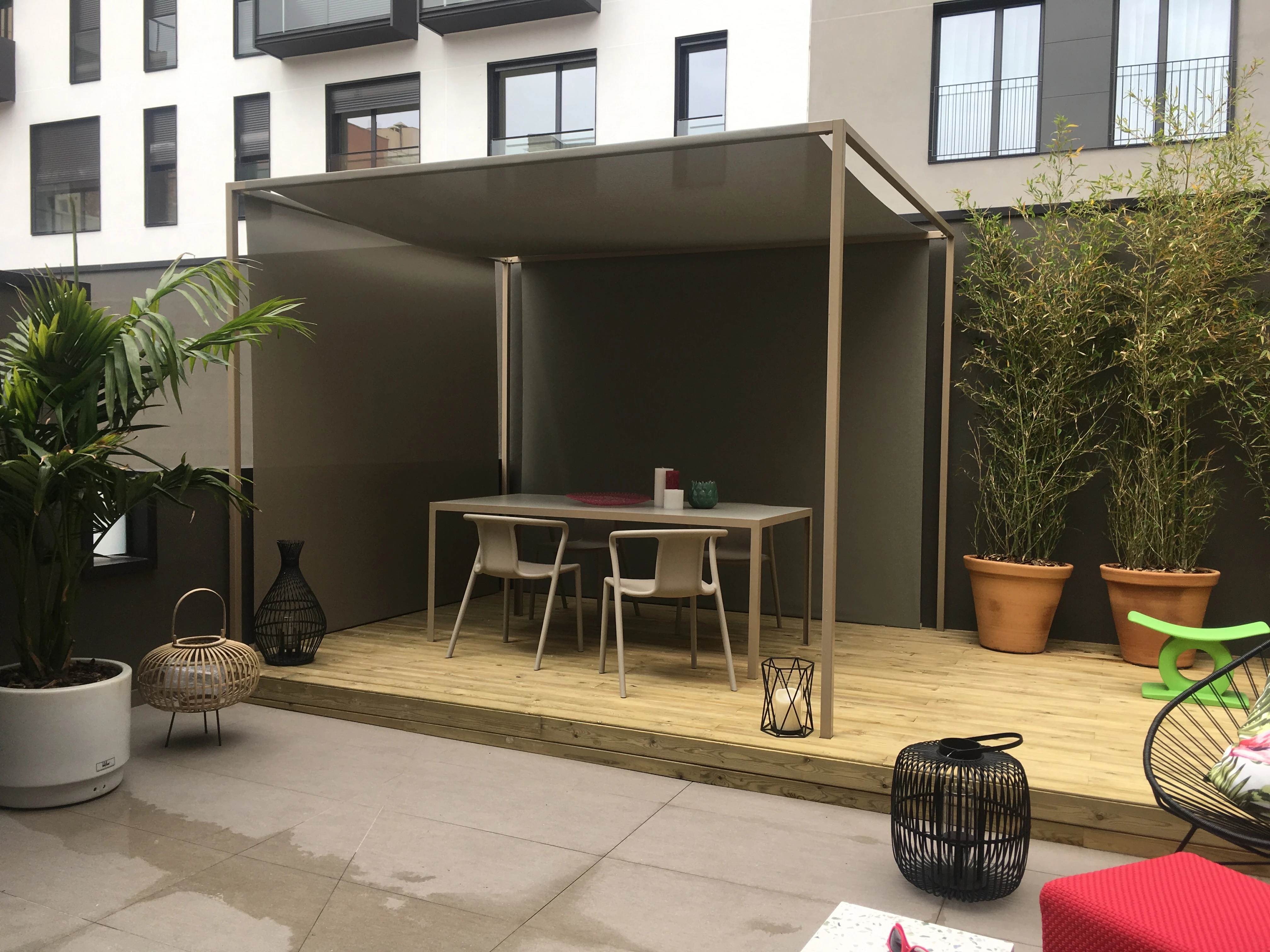 Pérgola metálica en terraza de comunidad de vecinos