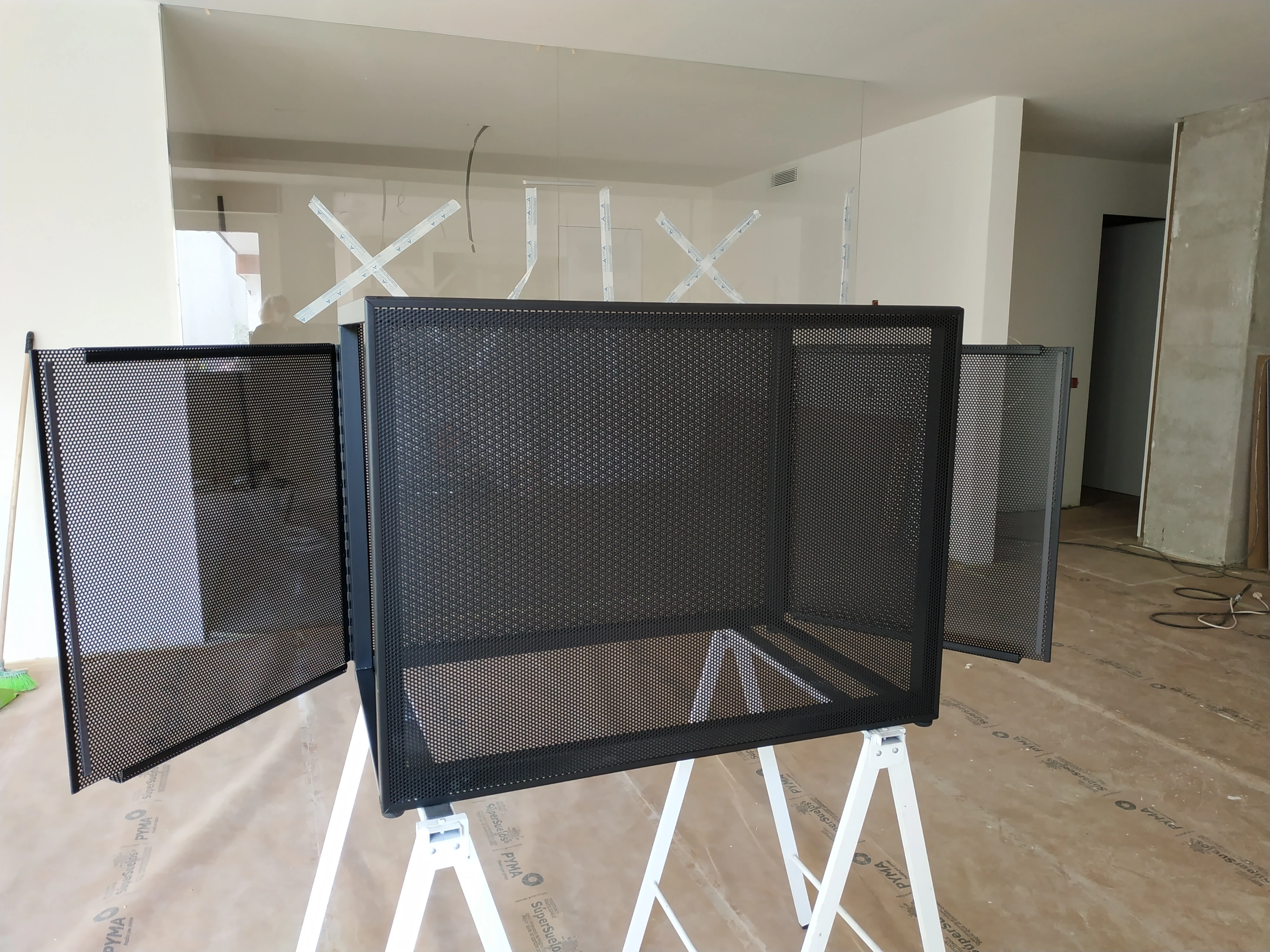 Separadores decorativos con malla perforada negra a medida