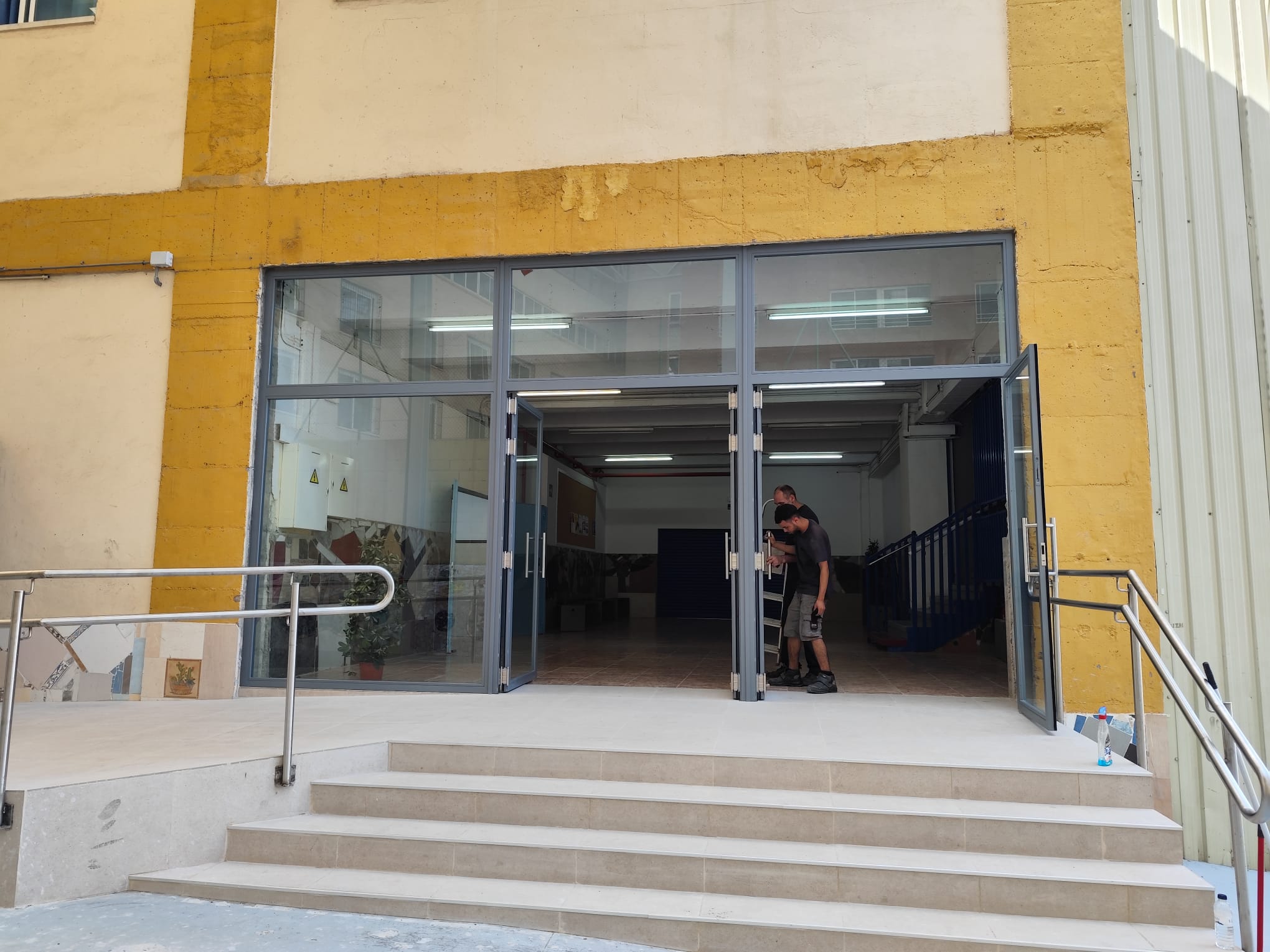 Fachada de la nave de fabricación de Inox CS en L'Hospitalet de Llobregat
