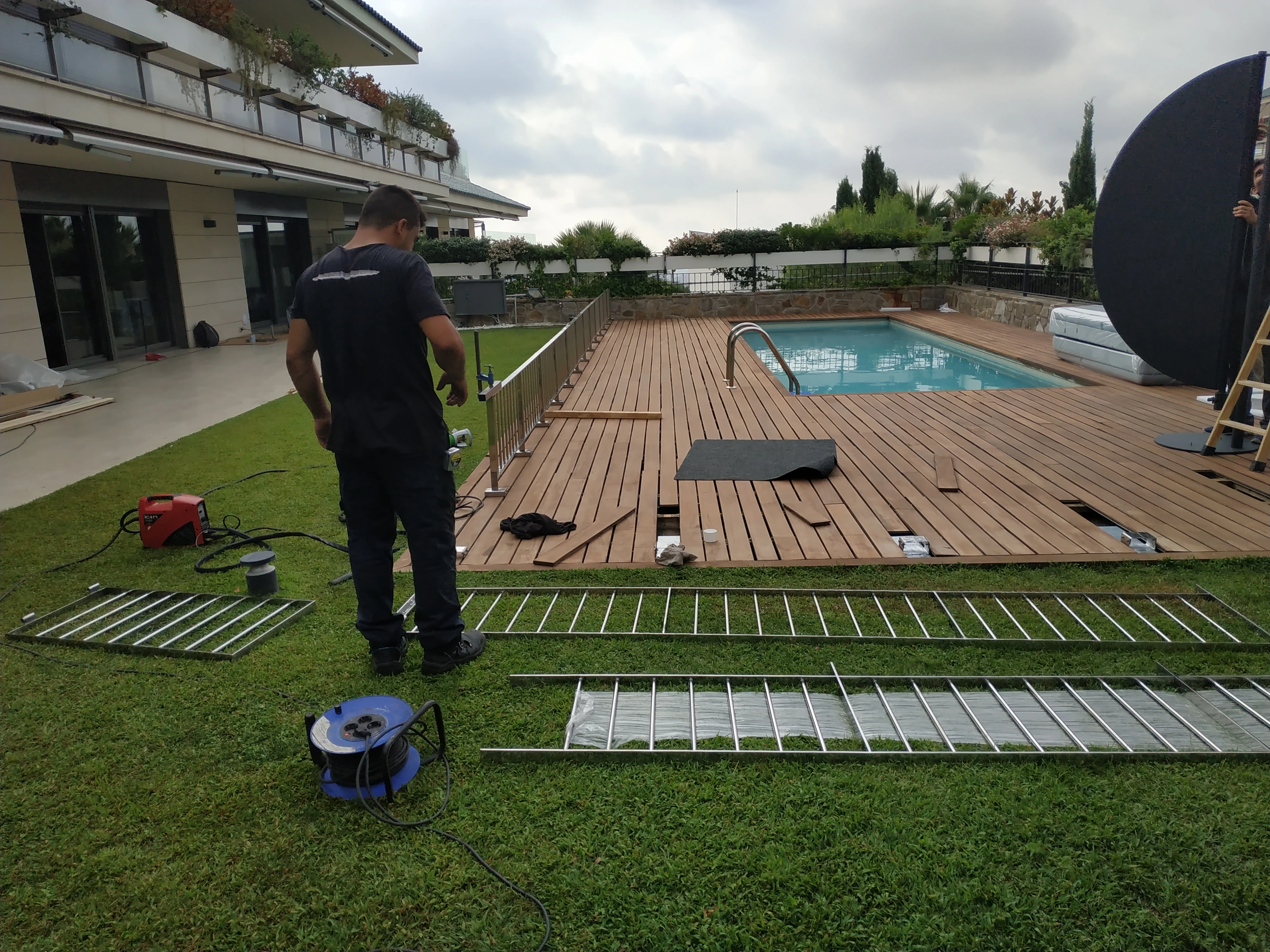 Instalación de baranda metálica perimetral en piscina exterior de chalet